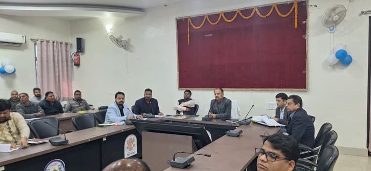 लंबित कार्यों को अविलंब पूर्ण करने का दिया निर्देश