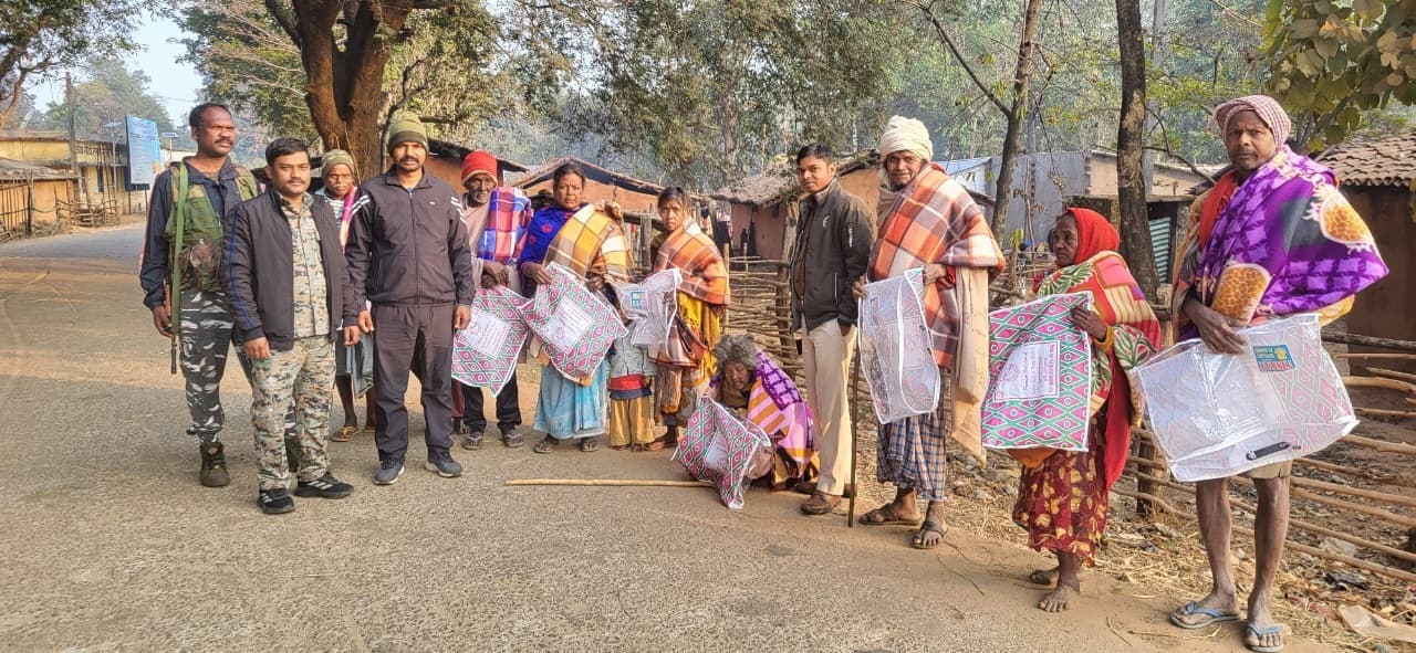 जरूरतमंदों के बीच कंबल का वितरण