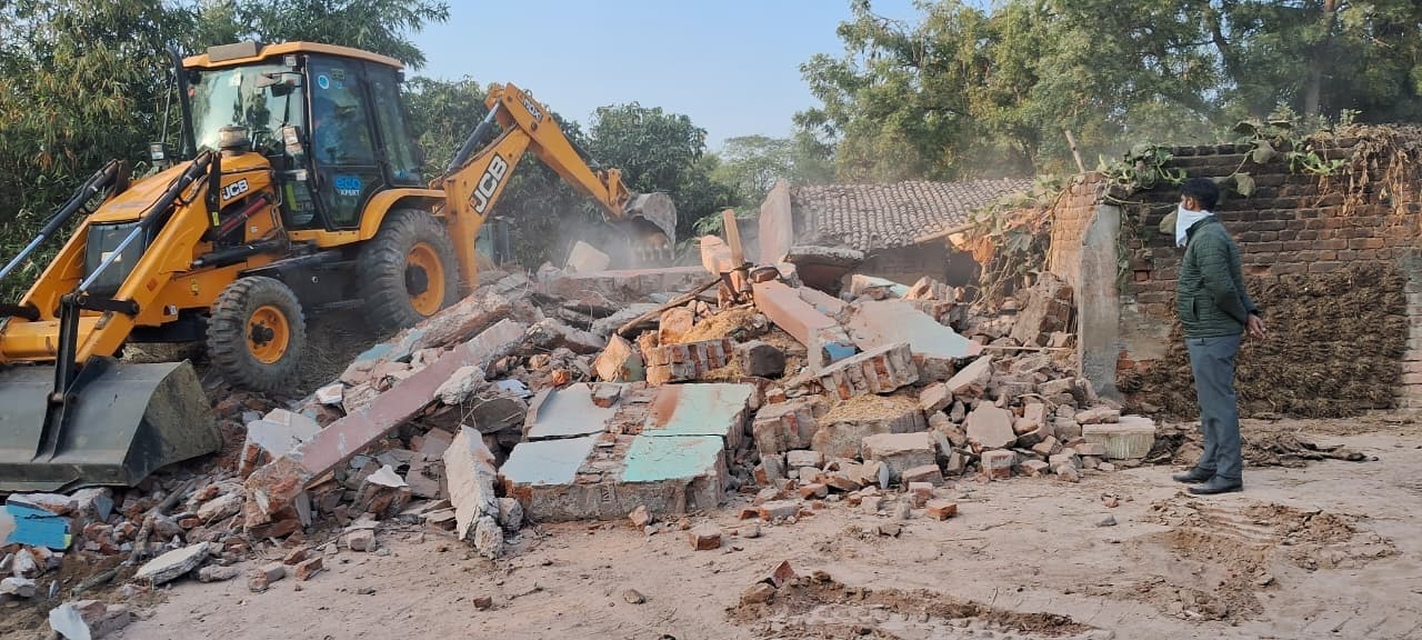 गंगदौरी गांव में चला प्रशासन का बुलडोजर