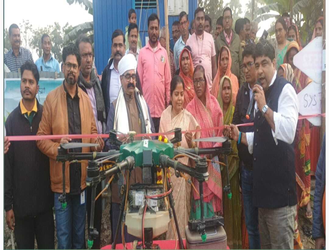 ड्रोन स्प्रे से खेती में छिड़काव की दी जानकारी