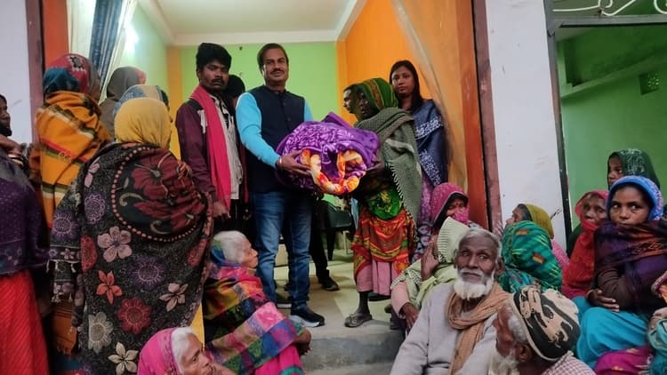 777 गरीबों के बीच कंबल का वितरण