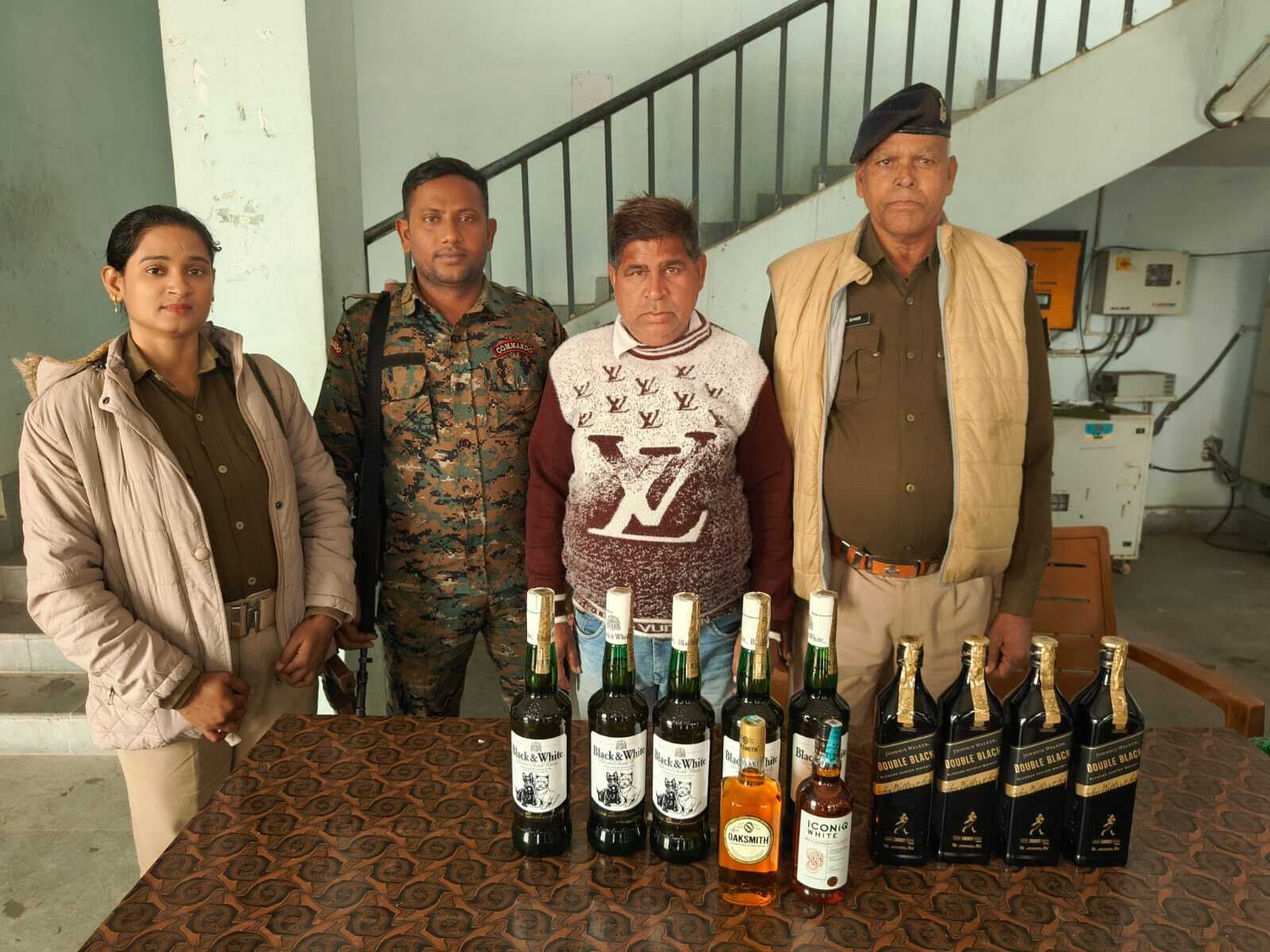 11 बोतल शराब के साथ किया गिरफ्तार