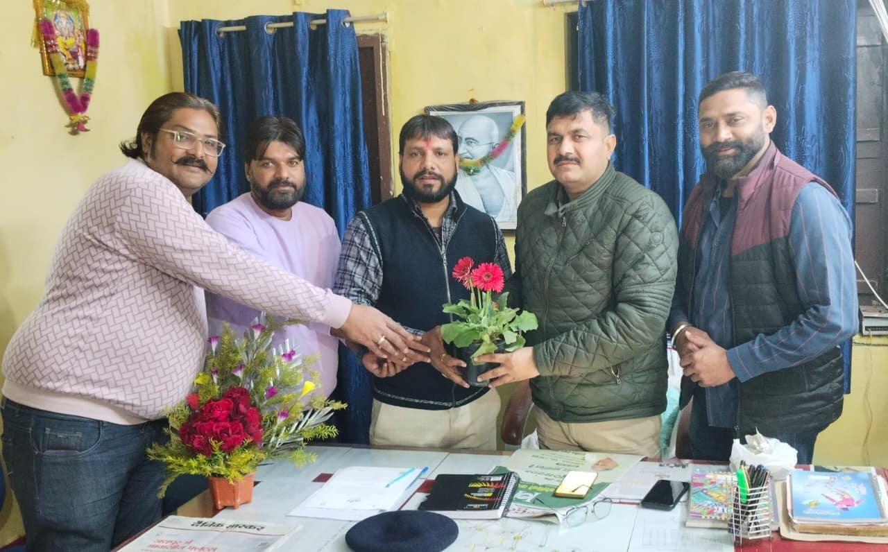 नये थानाध्यक्ष को पौंधा भेंट कर किया स्वागत