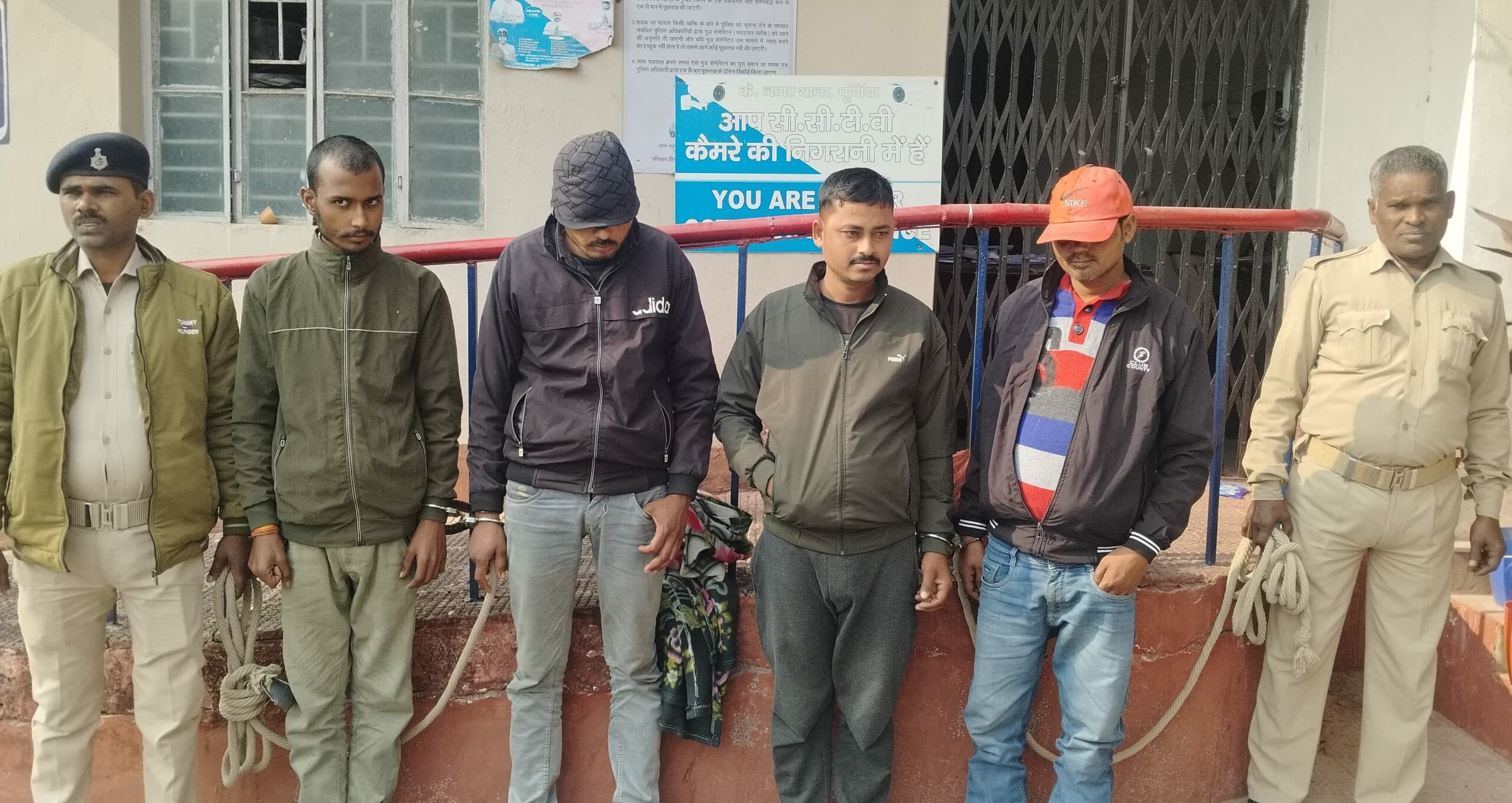 शराब के साथ में महिला व नशे में चार युवक गिरफ्तार