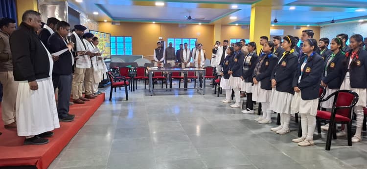 बच्चों ने पेंटिंग व स्लोगन के माध्यम से सड़क सुरक्षा का दिया पैगाम