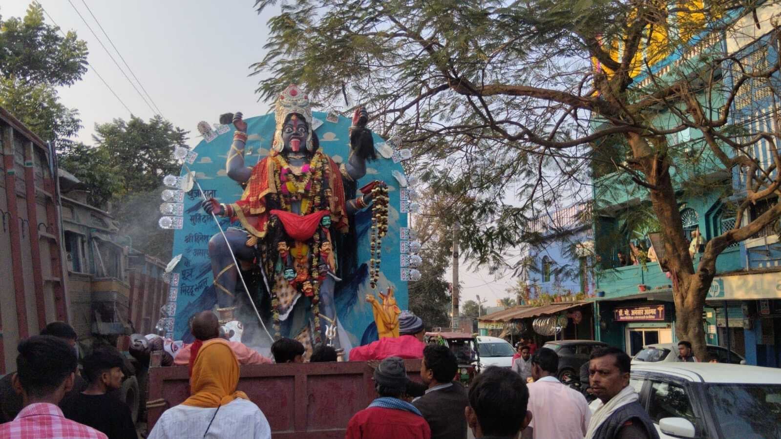 नम आंखों से श्रद्धालुओं ने किया मां काली की प्रतिमा की विसर्जित