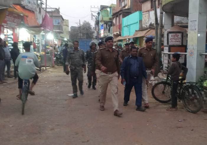 पुलिस ने सरस्वती पूजा को लेकर करमाटांड़ में निकाला फ्लैग मार्च