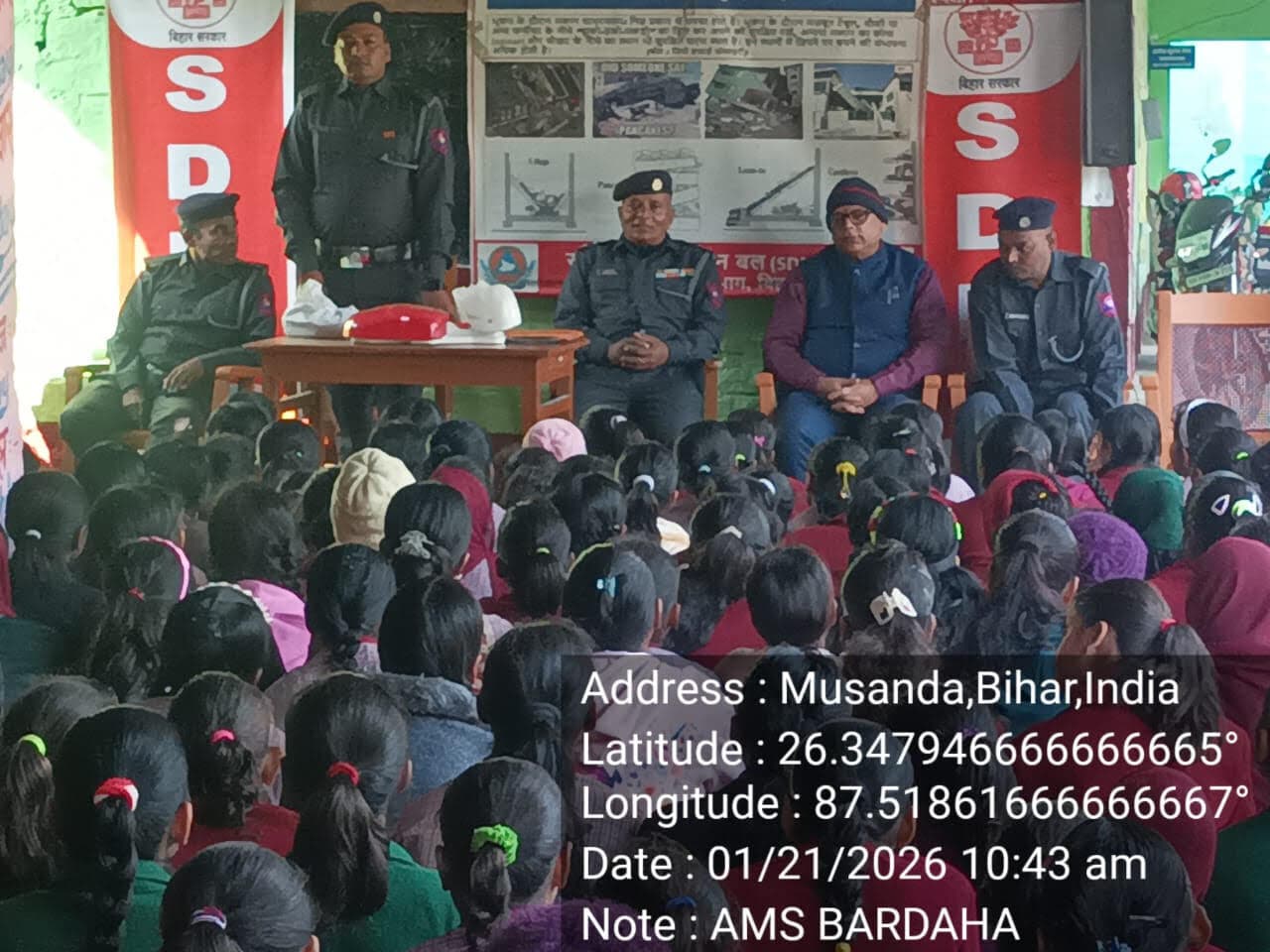 बच्चों को दी भूकंप से बचाव की जानकारी