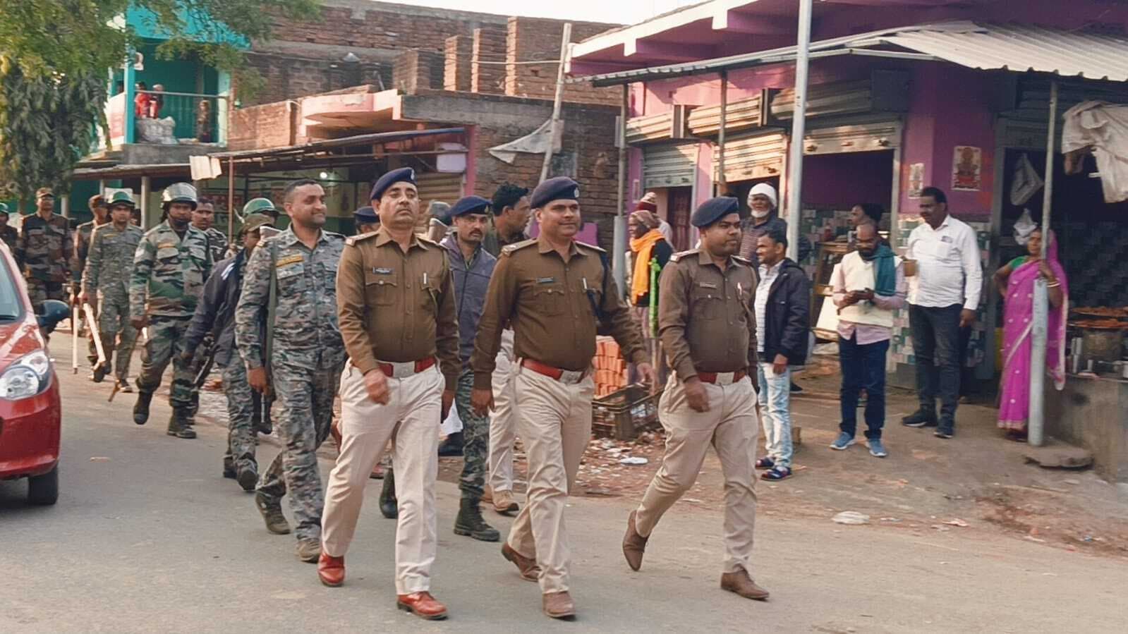 सरस्वती पूजा को लेकर पुलिस ने किया फ्लैग मार्च