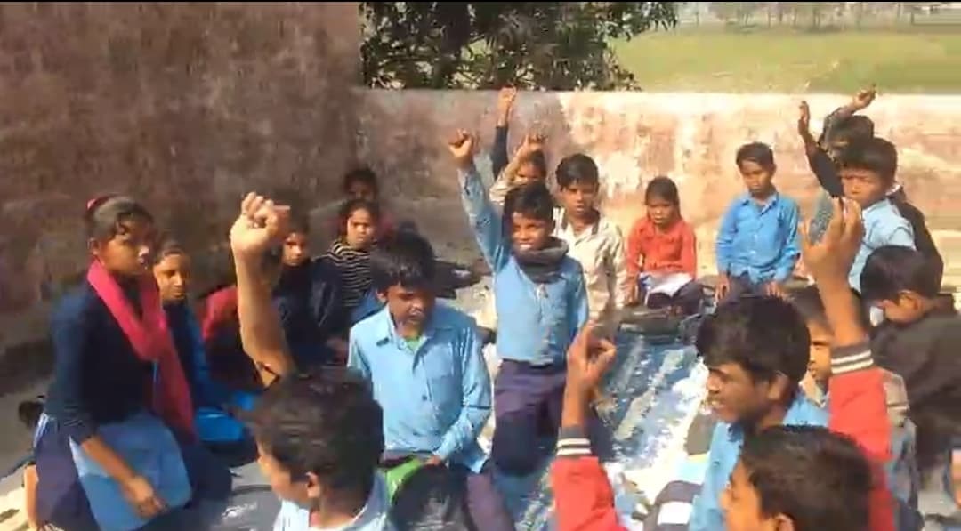 एमडीएम में कीड़ा मिलने पर बच्चों व अभिभावकों ने किया हंगामा