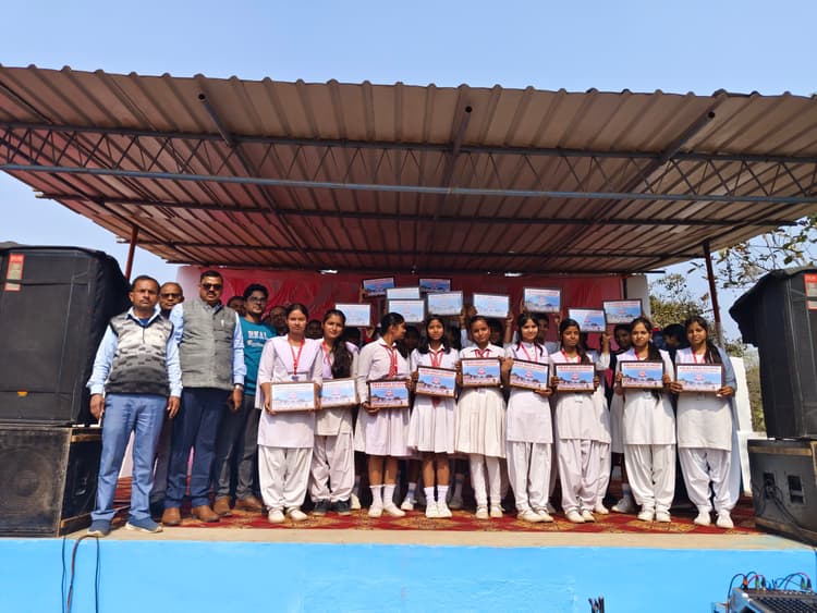 विकास विद्यालय के 106 मैट्रिक परीक्षार्थियों को दी गयी विदाई