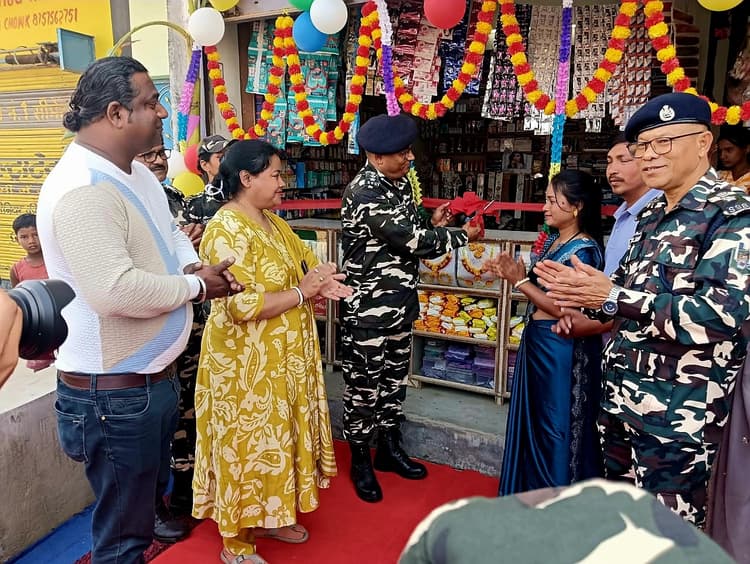 ब्यूटी पार्लर प्रशिक्षण पाकर स्वावलंबी बनीं उपासना, कमांडेंट ने किया उद्घाटन