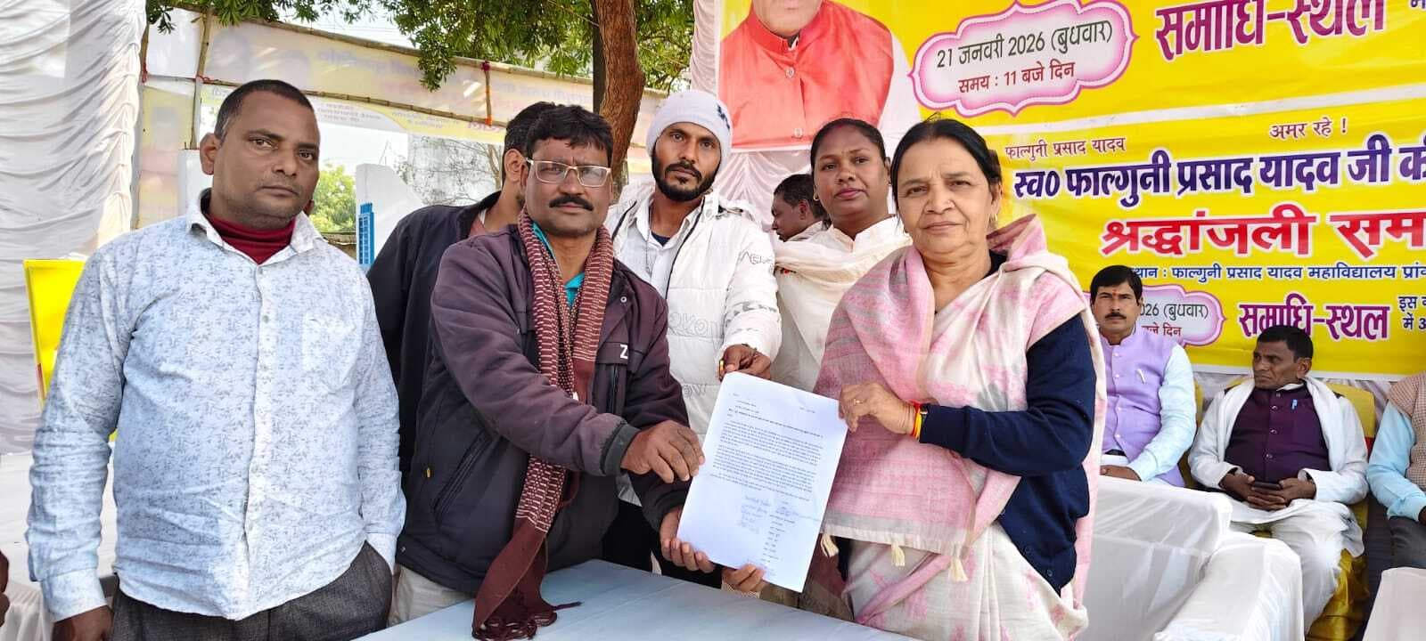 सड़क के पक्कीकरण के लिए ग्रामीणों ने विधायक को सौंपा ज्ञापन