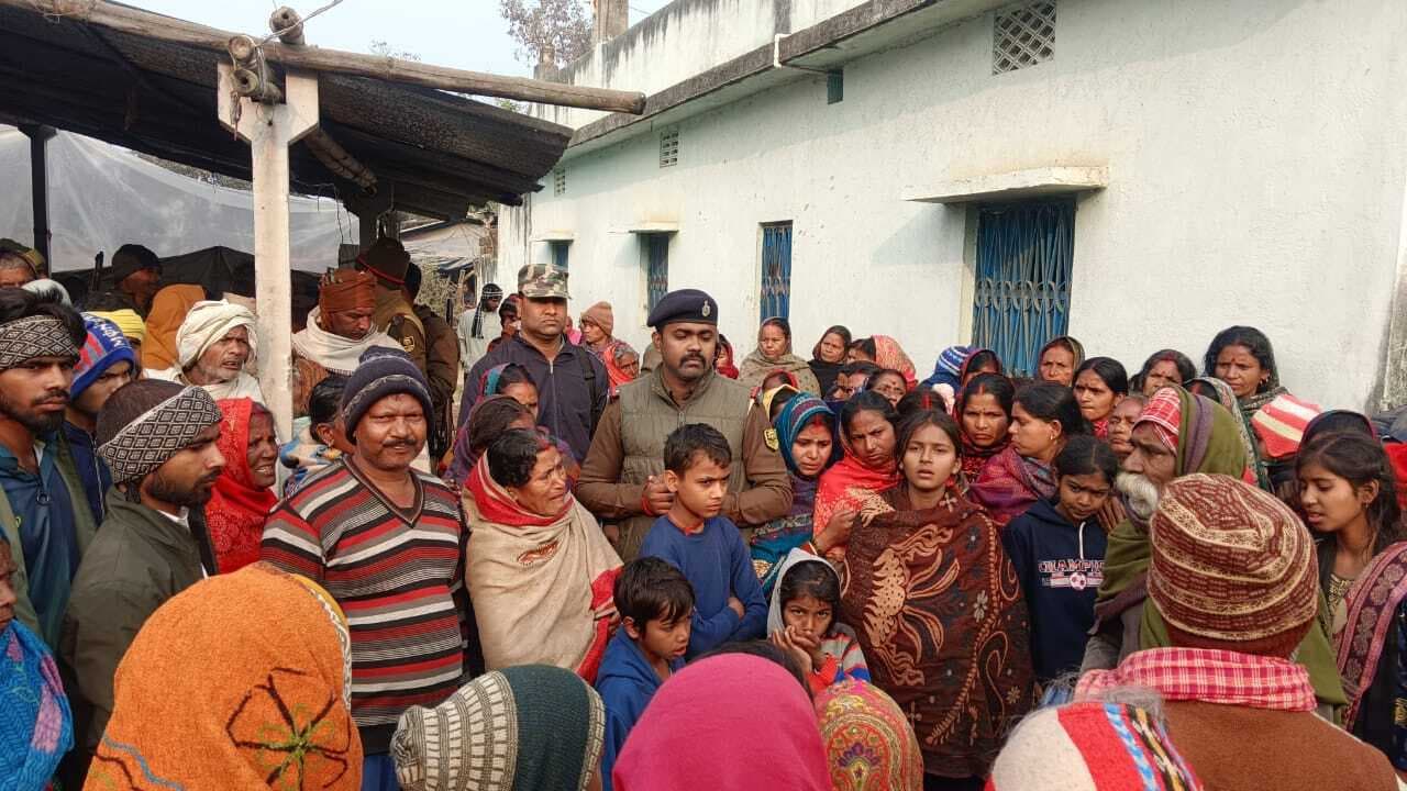 बेटे की शादी से पहले सड़क हादसे में पिता की मौत, सड़क जाम