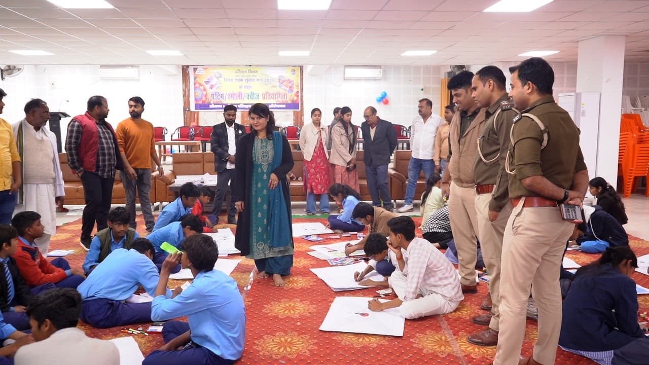 Auranhabad News : बच्चों ने पेंटिंग के माध्यम से यातायात नियमों का पालन करने का दिया संदेश