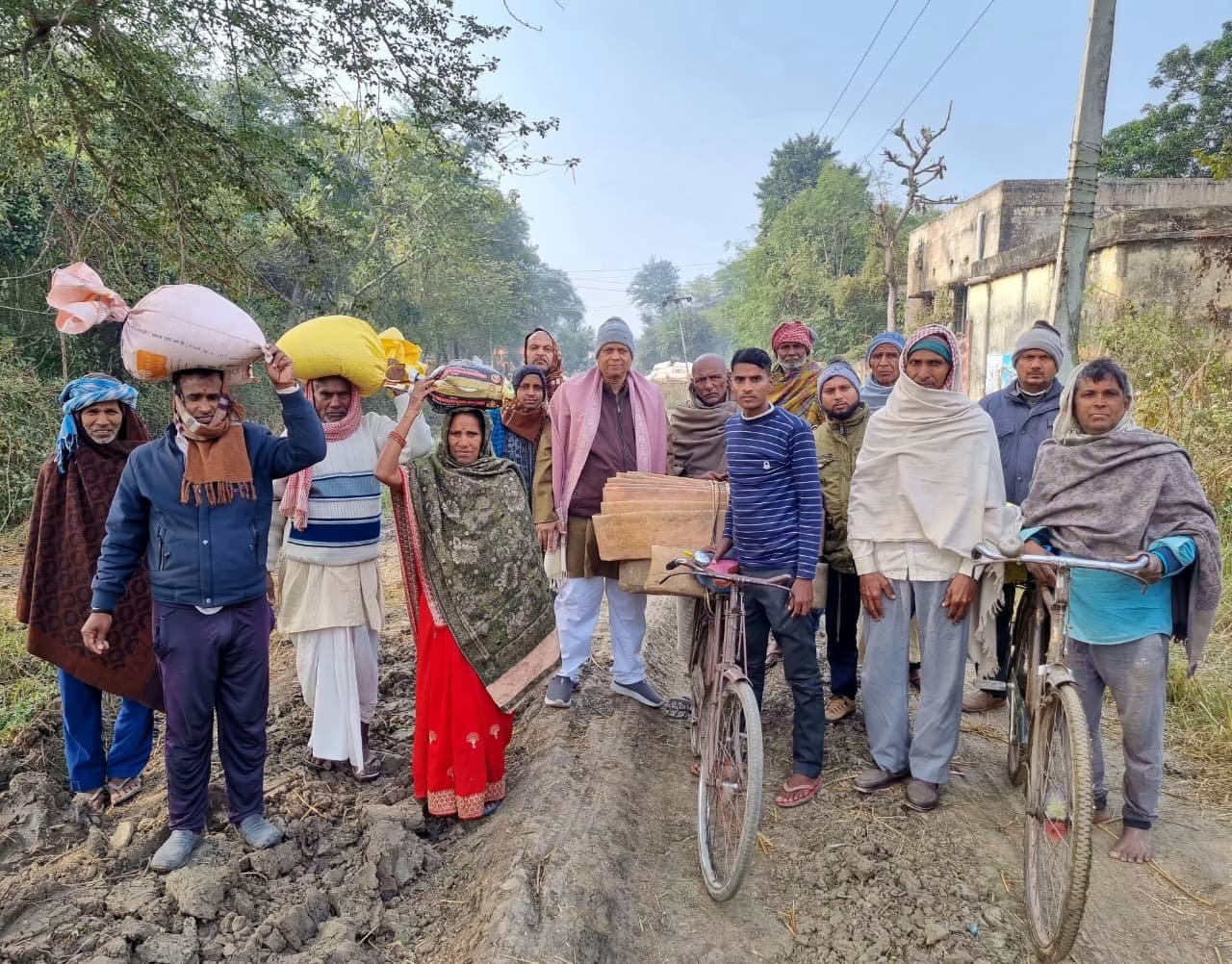 चप्पल हाथ में लेकर महेशखूंट से लेबा तक पैदल चलने को मजबूर हैं लोग