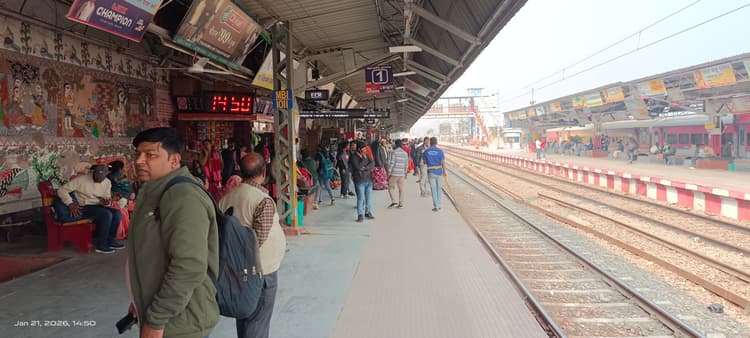 Madhubani News : लगन शुरू होते ही कंफर्म टिकटों की किल्लत