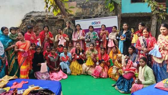 सिलाई प्रशिक्षण प्राप्त महिलाओं को पुरस्कार देकर किया गया प्रोत्साहित