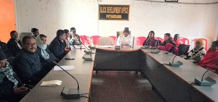 प्रखंड प्रमुख ने गुणवत्तापूर्ण मध्यान भोजन और अधूरे मनरेगा कार्यों पर ली जानकारी