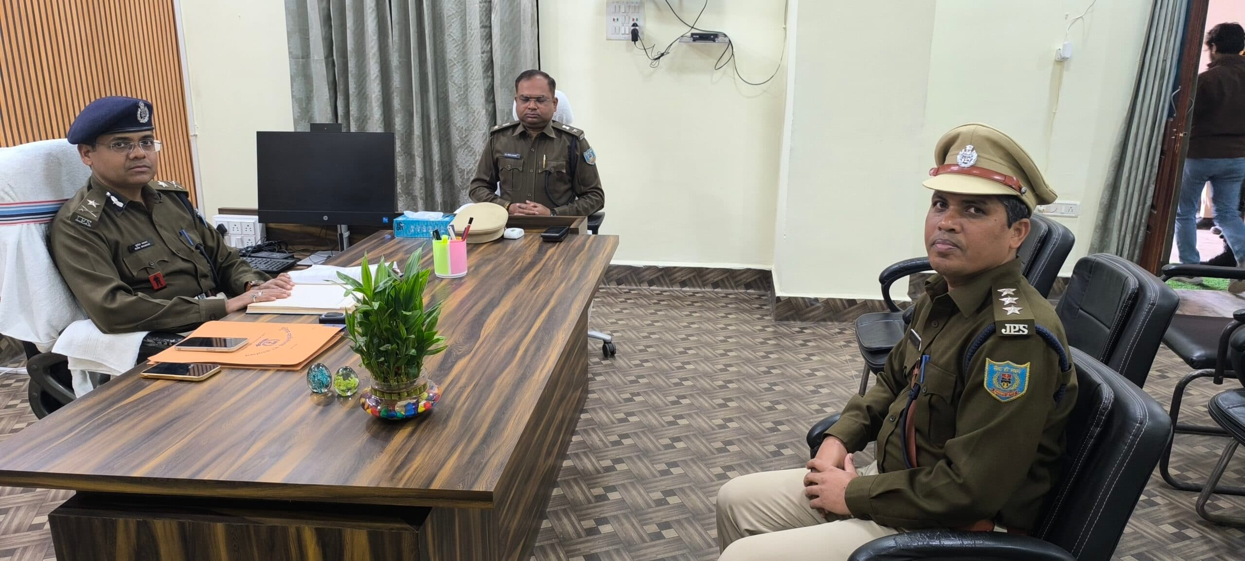 Giridih News :बोकारो रेंज के आईजी पहुंचे गिरिडीह, एसडीपीओ कार्यालय का लिया जायजा