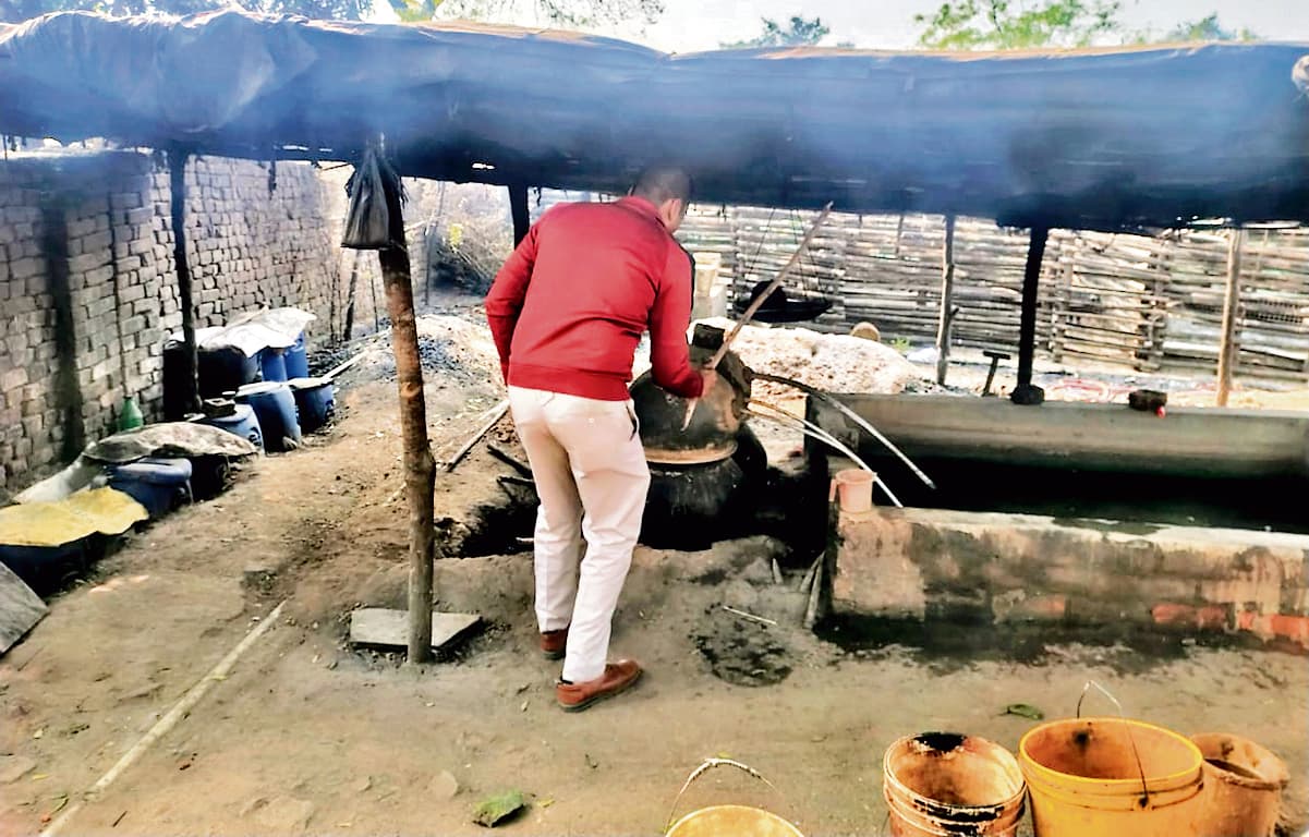 Seraikela Kharsawan News : चांडिल में शराब भट्ठियों पर कार्रवाई,  1100 किलो जावा महुआ नष्ट