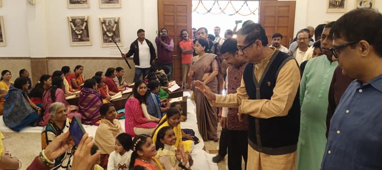 Chaibasa News : सरल भाषा का उपयोग करें, जीवन खुशहाल रहेगा : गुरुजी चंद्रभानू