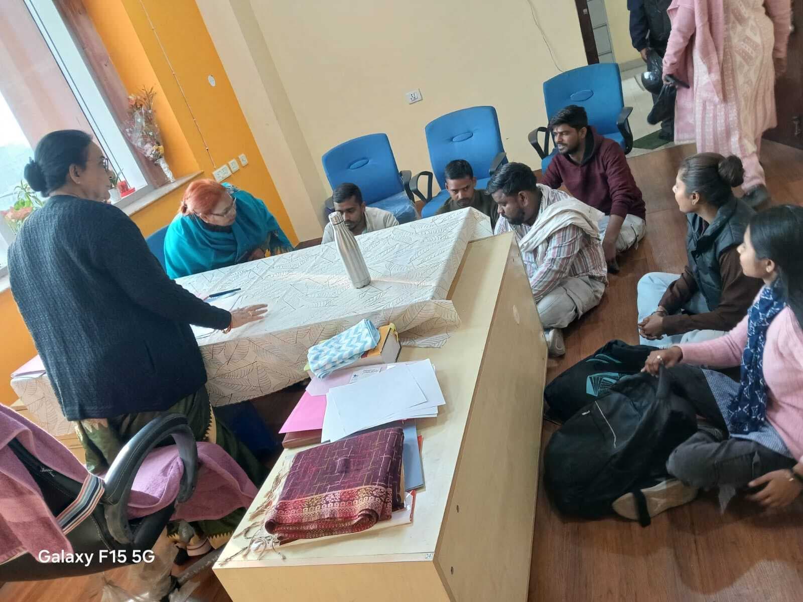 Dhanbad News: छात्रा का मोबाइल जब्त, आइसा ने डीएसडब्ल्यू कार्यालय में दिया धरना