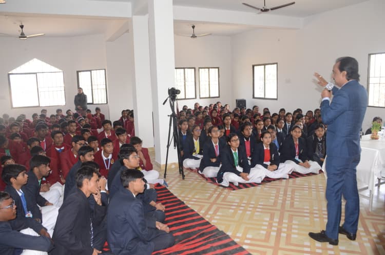 Dhanbad News: अपनी रुचि के अनुसार लक्ष्य तय करें, तभी मिलेगी सफलता : संजय आनंद