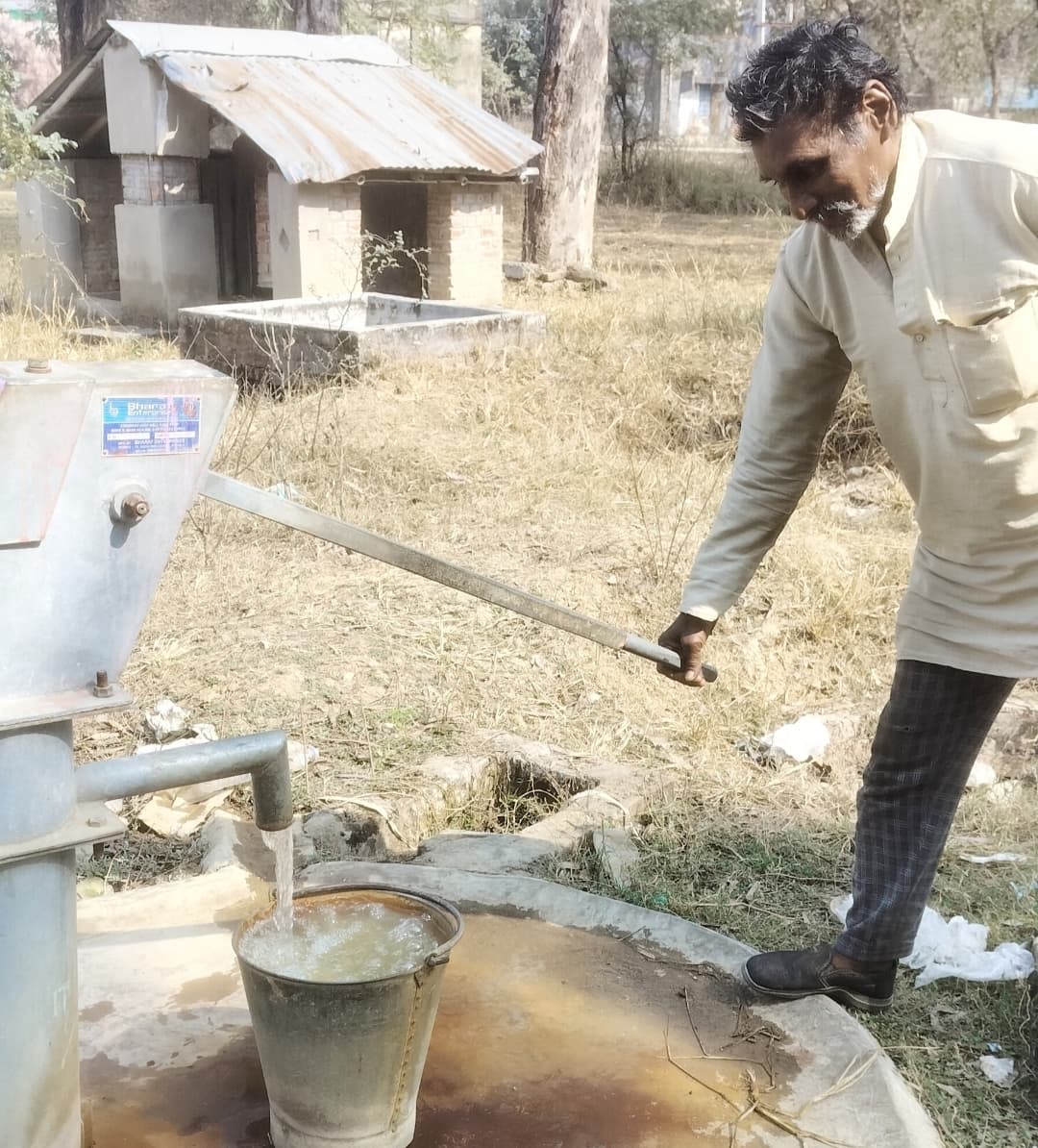 प्रखंड मुख्यालय परिसर में एकमात्र चापाकल का पानी पीने योग्य नहीं