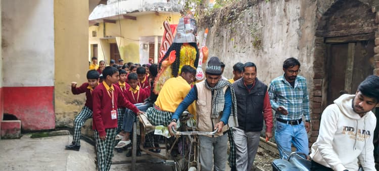 बसंत पंचमी पर सरस्वती पूजा आज, शहर से गांव तक उत्साह का माहौल