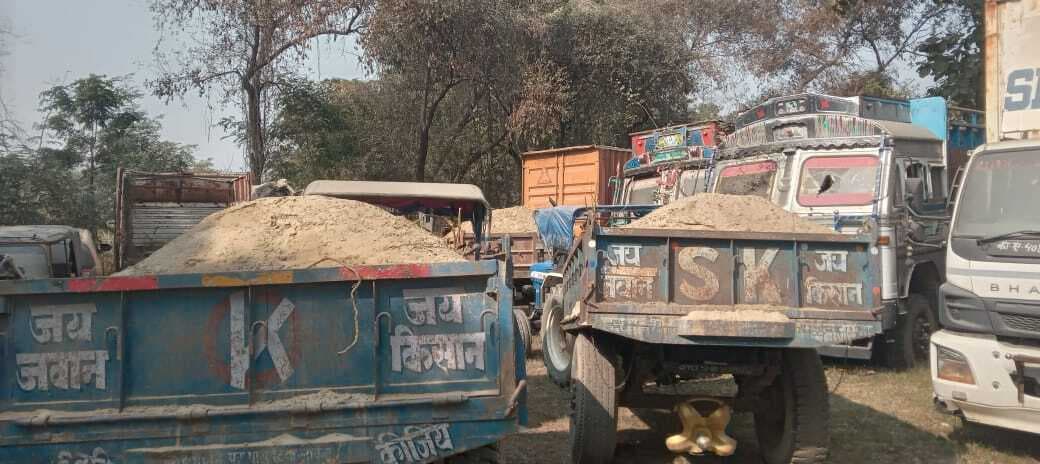 अवैध खनन में बगैर इ-परिवहन चालान व रजिस्ट्रेशन नंबर के पकड़े गये चार ट्रैक्टर