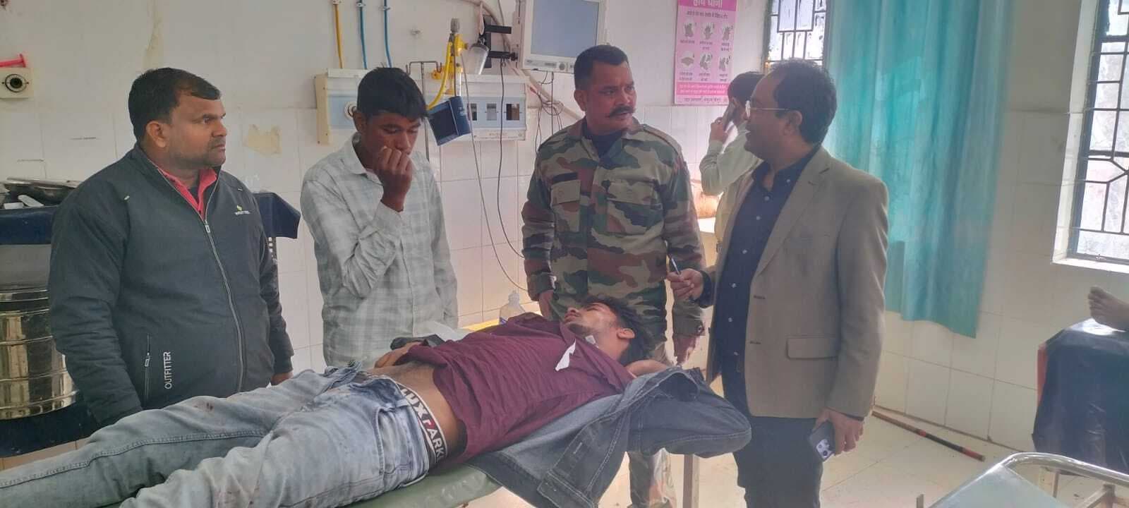 बाइक व सीएनजी ऑटो की टक्कर में दो लोग घायल