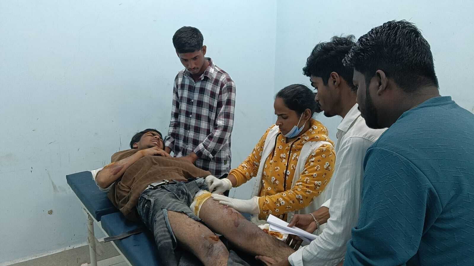 पिकअप की टक्कर से बाइक सवार दो युवक घायल, सदर अस्पताल रेफर