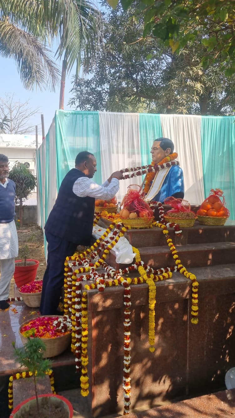 पूर्व सांसद डॉ राजेश कुमार को दी श्रद्धांजलि