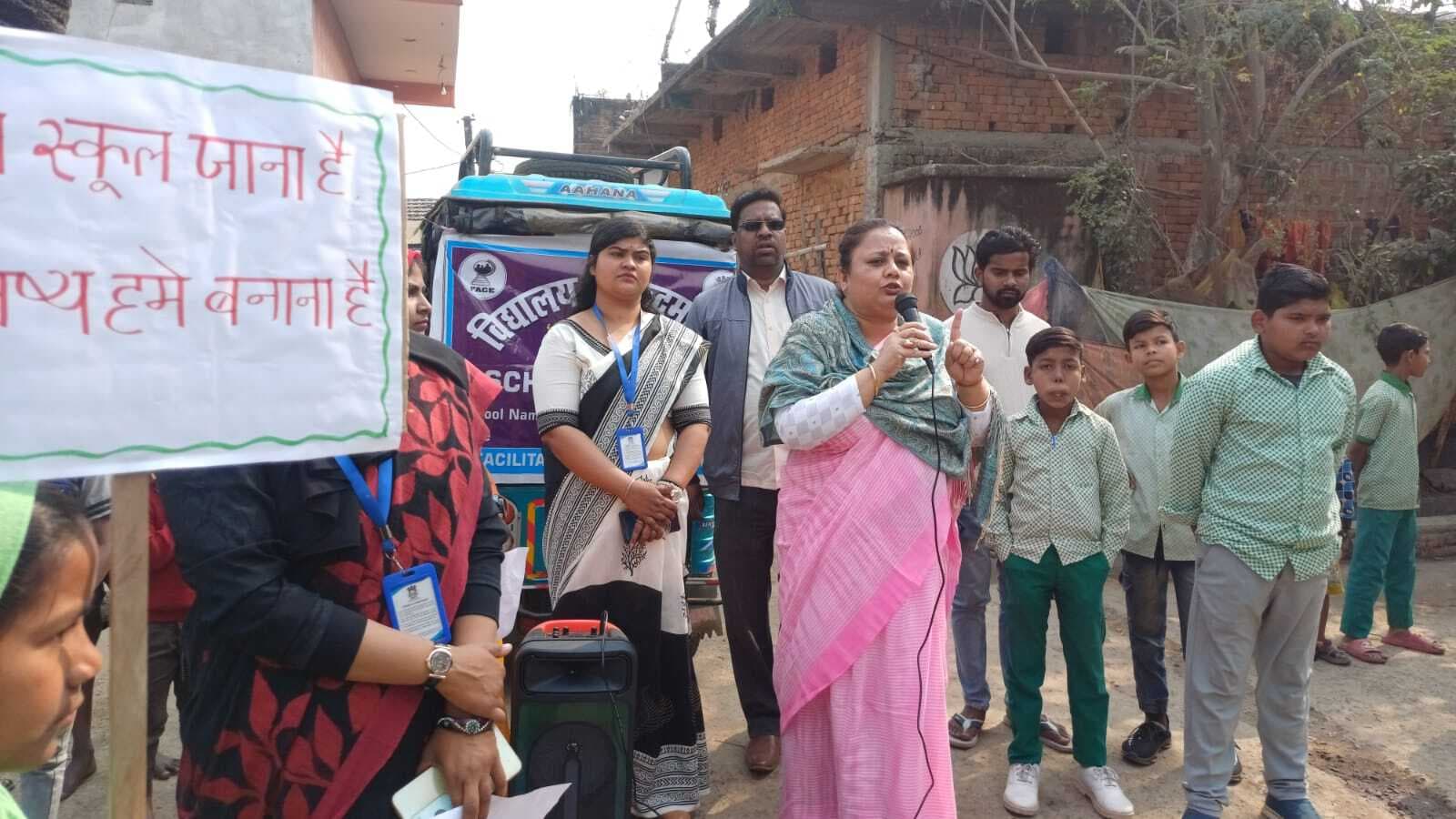 बच्चों को नियमित विद्यालय भेजने के लिए किया जागरूक