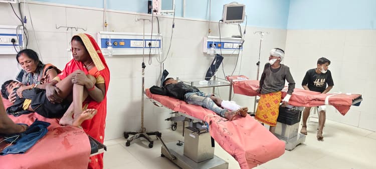 डीजे लदा पिकअप वैन पलटा, आधा दर्जन जख्मी