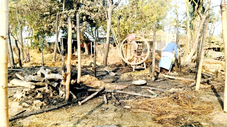 अगलगी में डेढ़ लाख रुपये की संपत्ति राख, मुश्किल से बची गायों की जान