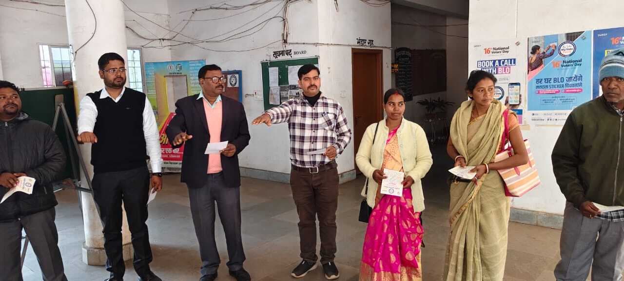 हिरणपुर : लोकतंत्र की मजबूती के लिए दिलाई गयी शपथ