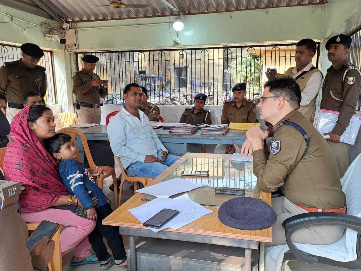 लापता बैंककर्मी ने पत्नी के मोबाइल पर इंस्ट्राग्राम से किया मैसेज, कहा कर्ज से हैं परेशान