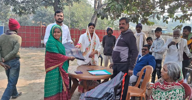 नप सभापति ने जरूरतमंदों में किया कंबल वितरण