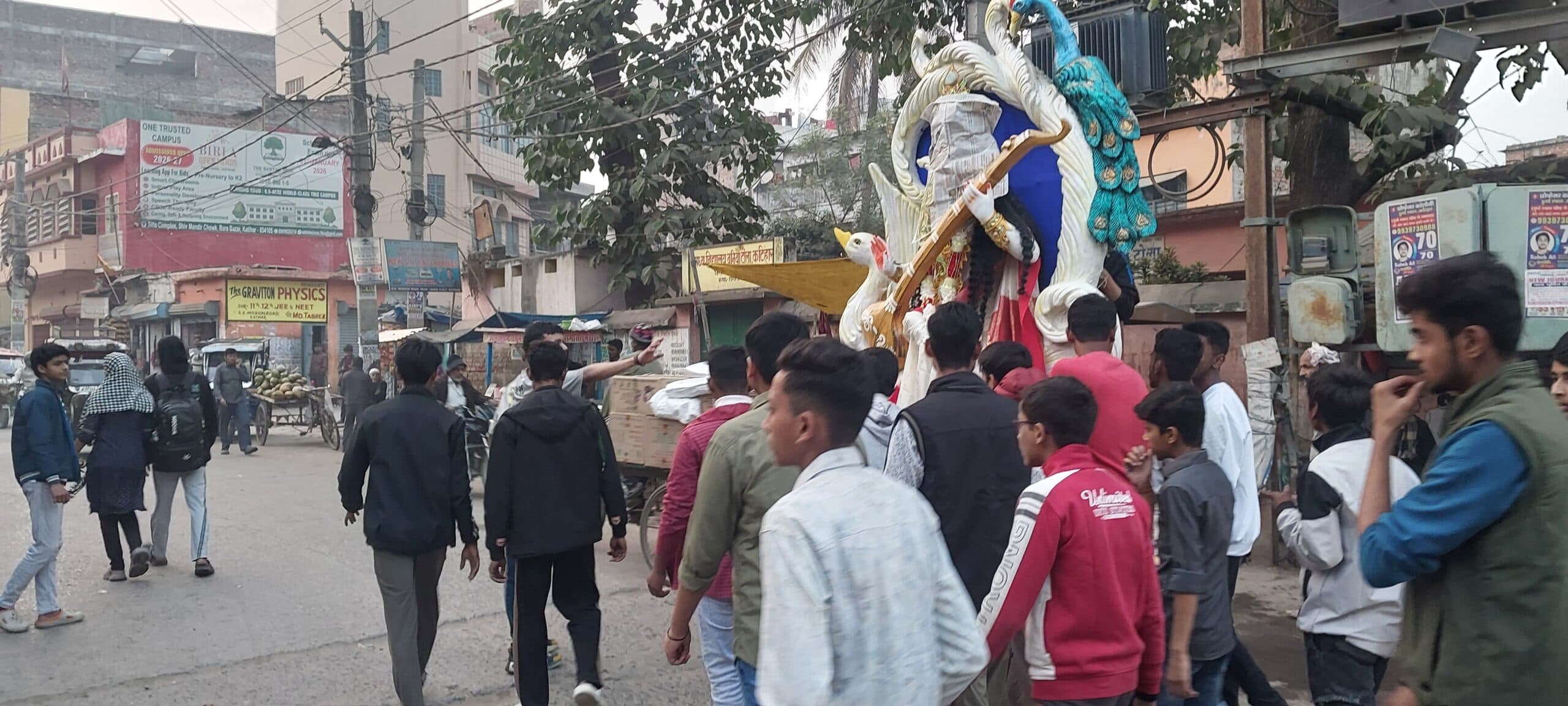 सरस्वती पूजा को लेकर तैयारी पूरी, बाजार में खरीदारी को लेकर उमड़ी भीड़