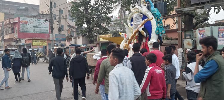 सरस्वती पूजा को लेकर तैयारी पूरी, बाजार में खरीदारी को लेकर उमड़ी भीड़