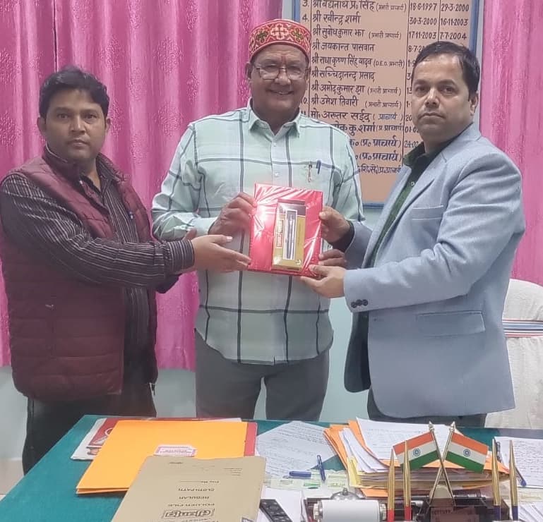 डायट श्रीनगर में पूर्व एचएम आनन्द मोहन सिंह हुए सम्मानित