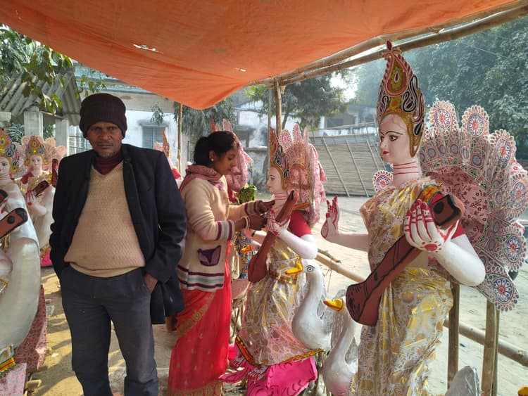 क्लब, कोचिंग सेंटर व विद्यालयों में सजे पंडाल, आज होगी प्रतिमा स्थापना