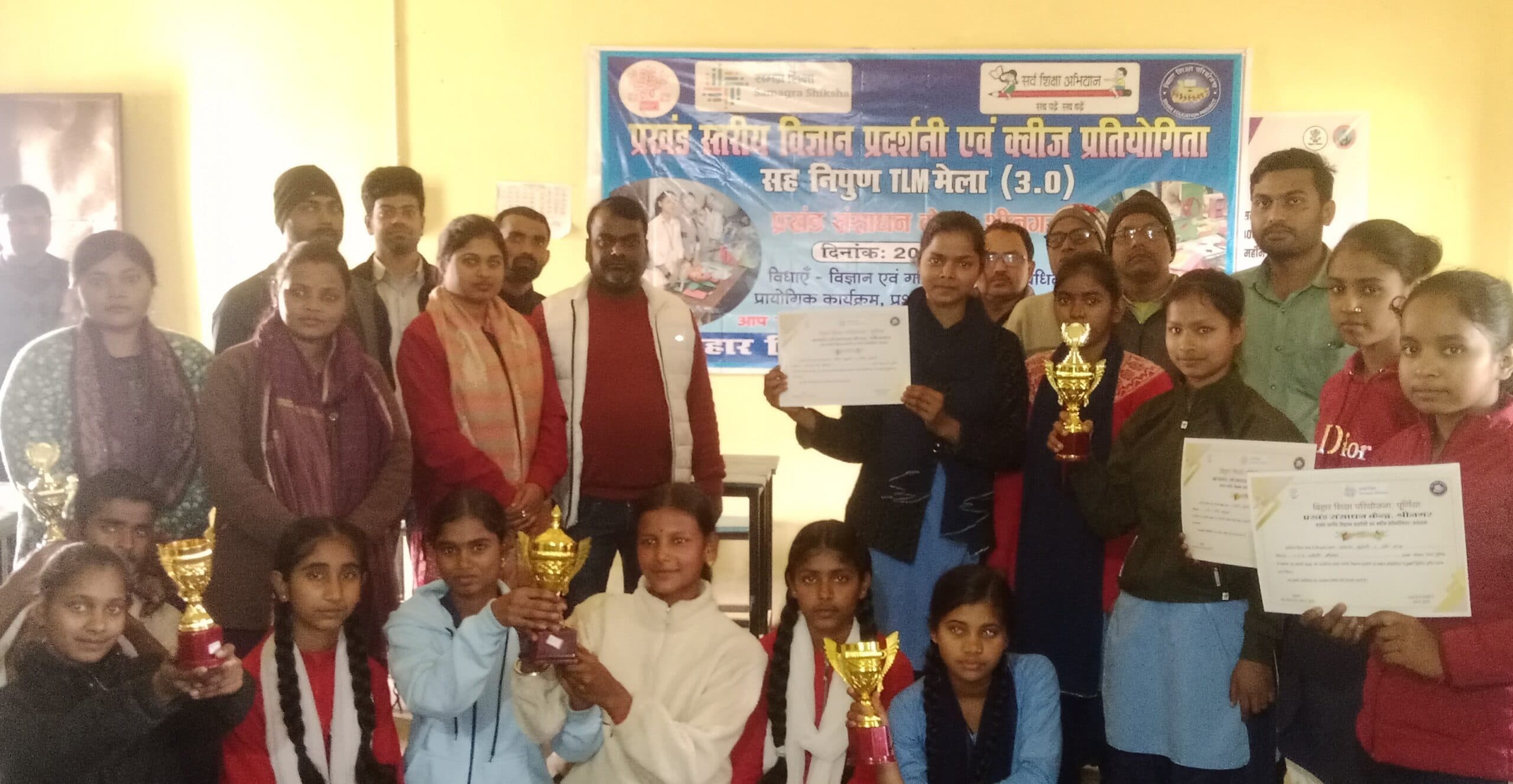 विज्ञान प्रदर्शनी में अलका व क्विज में भगवान मरांडी प्रथम