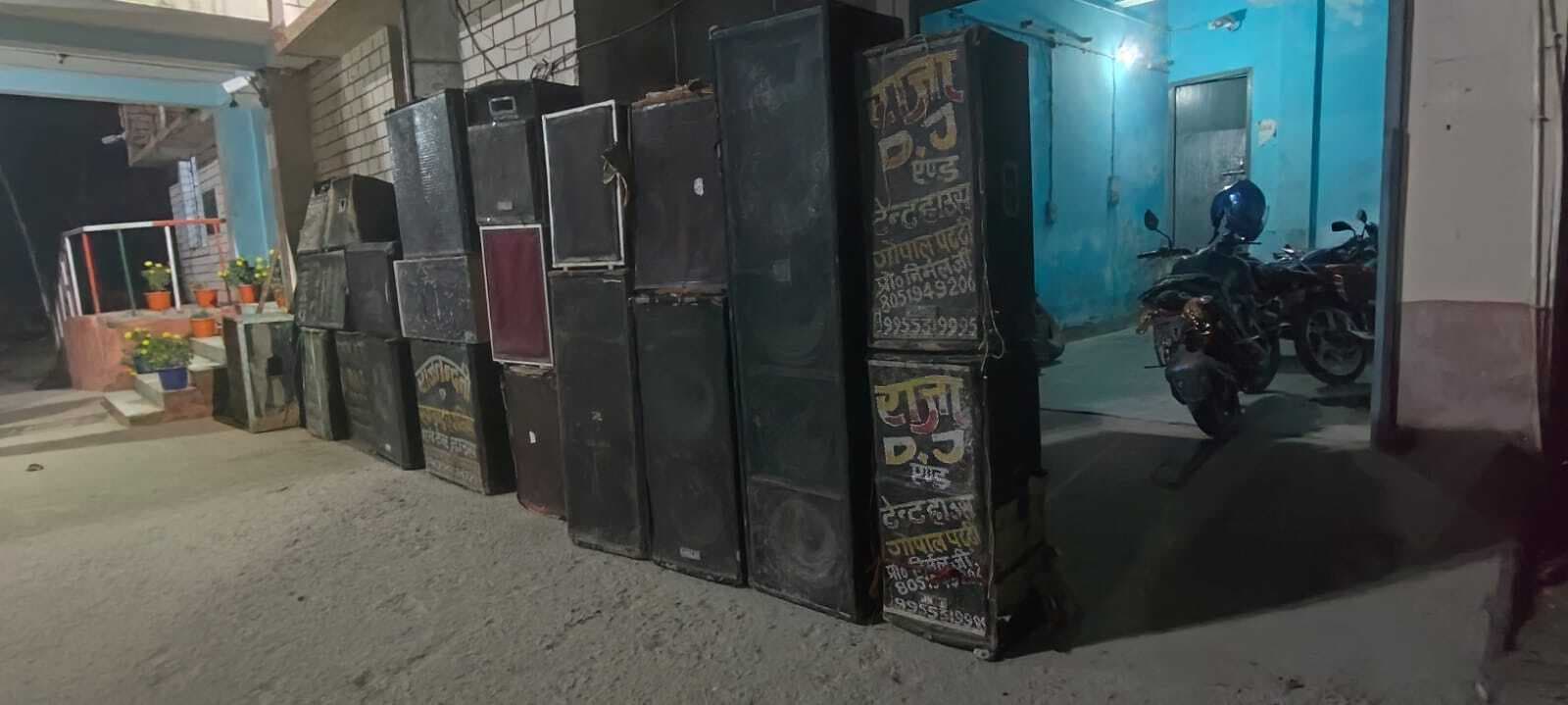 सरस्वती पूजा को लेकर बीस डीजे थाना में जमा कराया