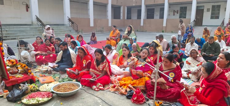 आध्यात्मिक अनुष्ठान कर परिवार से दूर बुजुर्गों का अकेलापन दूर करने का जतन