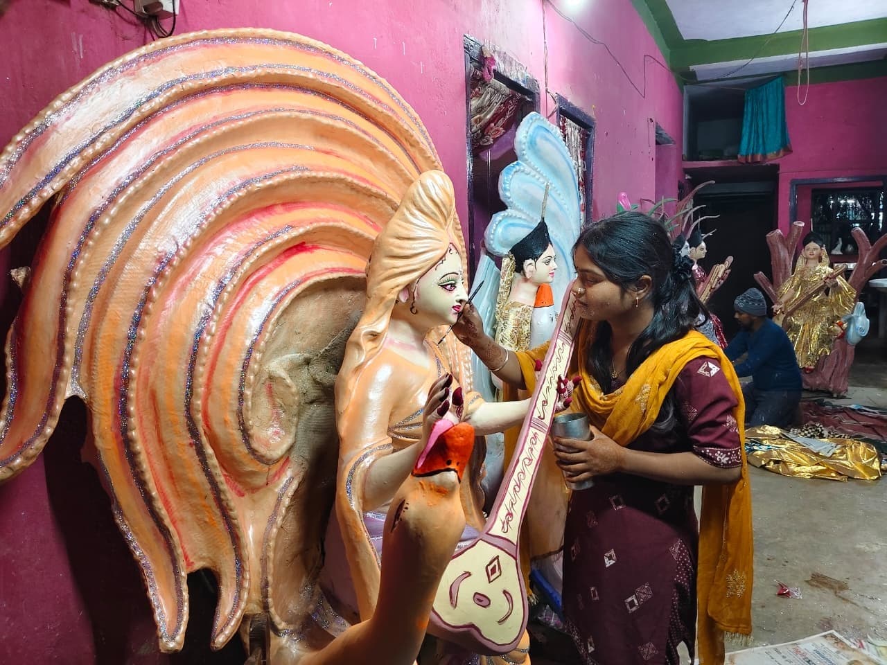 खुशी पढ़ाई के साथ ही विद्या की देवी सरस्वती की प्रतिमा को दे रही अंतिम रूप