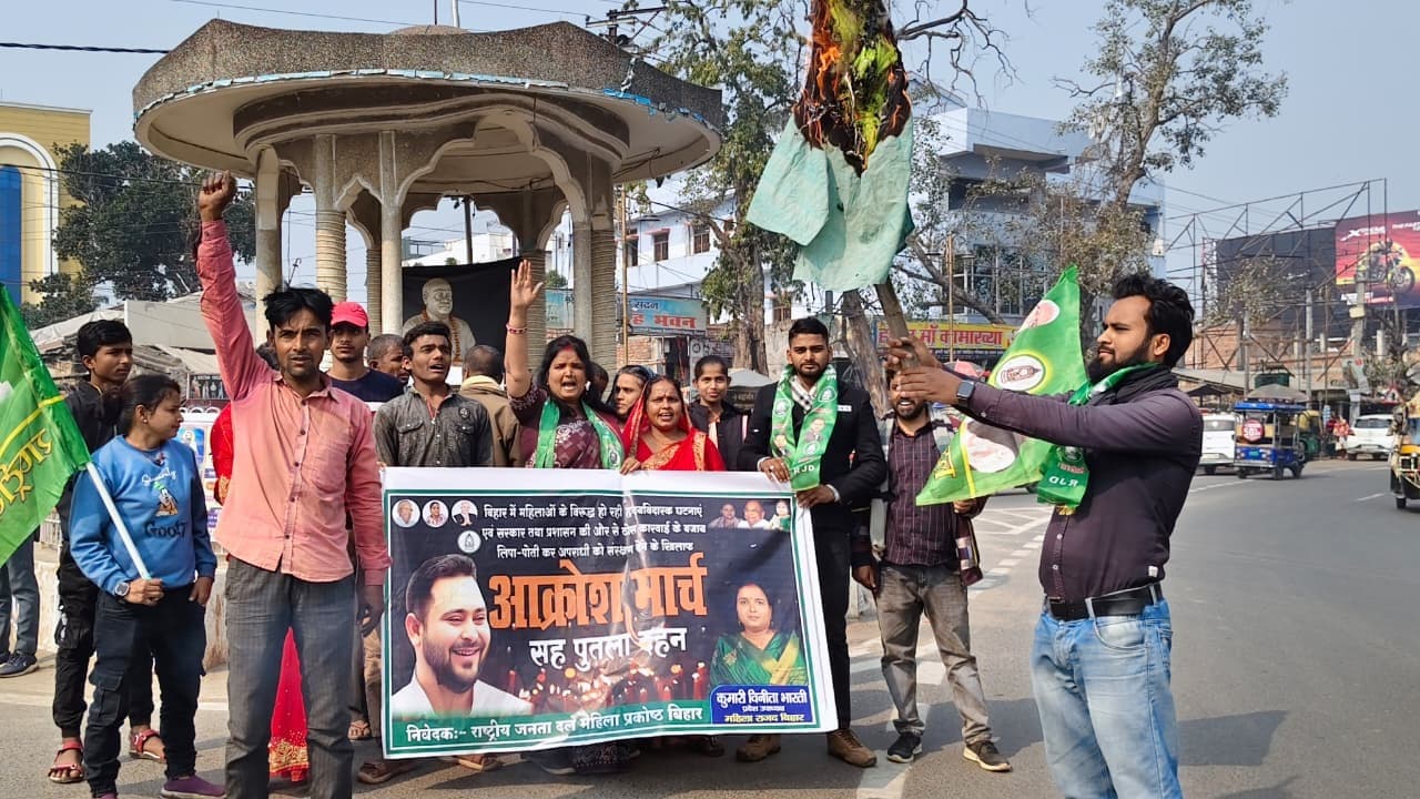 राजद महिला प्रकोष्ठ ने मुख्यमंत्री का फूंका पुतला