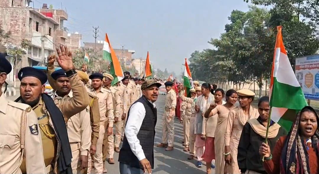 ग्राम रक्षा दल सह पुलिस मित्र ने निकाली तिरंगा पदयात्रा